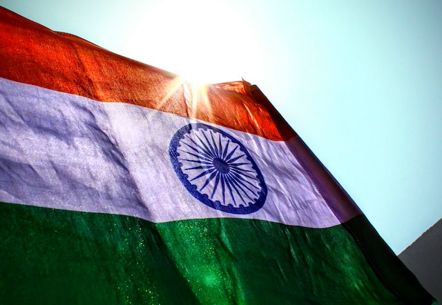 דגל הודו מתנופף עם השמש ברקע